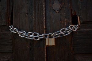chains_lock_doors_221677
